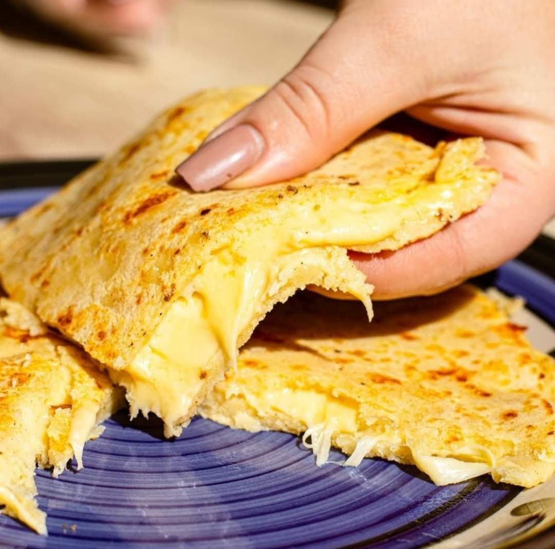 Doble tortilla rellena de mozzarella derretida