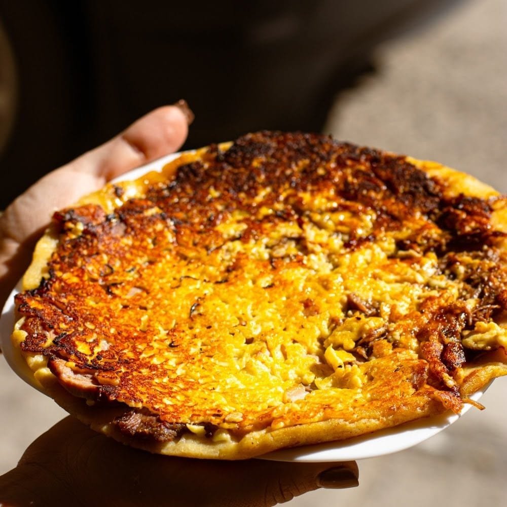 Tortilla rellena con carne mechada y queso gratinado
